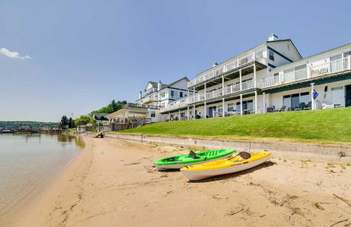 Beachfront Onekama Vacation Rental with Balcony! - Foto 30