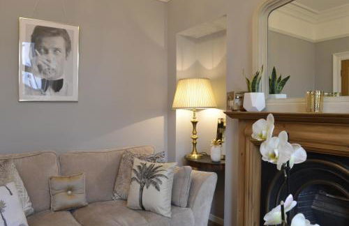 Stunning Period Townhouse with Garden, Walking Distance to Town - Photo 15