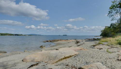 Beachfront Brooklin Studio with Private Balcony! - Photo 2