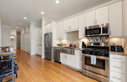 1 Free Parking Gym Balcony Sleeps 10 - Photo 20