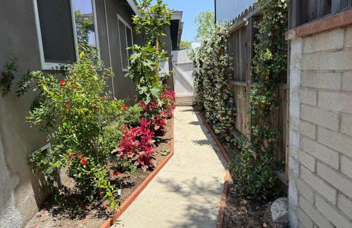 Cheerful house with EV, Parking & backyard - Foto 19