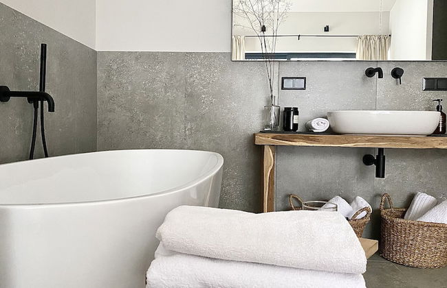 The Lake. Unique Waterfront Villa - Photo 40