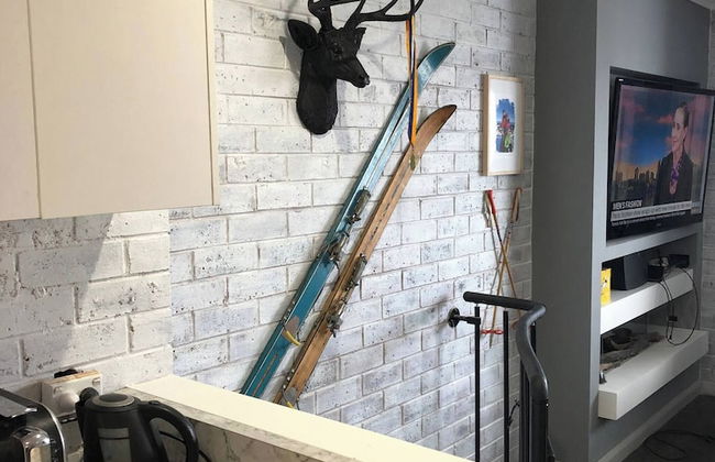 24 Hotham 3 Bedroom Renovated Apartment - Photo 6