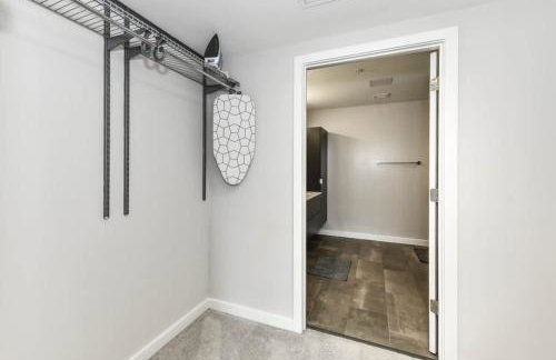 Comfy 2BR Oasis with Scenic Rooftop & Gym - Foto 52