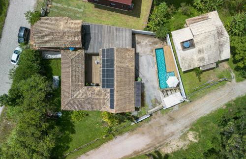 Casa Rústica com Piscina Privativa, Banheira de Hidromassagem, Ar-Condicionado, Pet friendly - Refúgio na Natureza a 5 Minutos do Centro de Imbituba, Perfeita para Famílias e Grupos - Photo 18