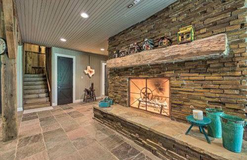 Luxe Barndominium with Home Gym, Theater, and More! - Foto 27