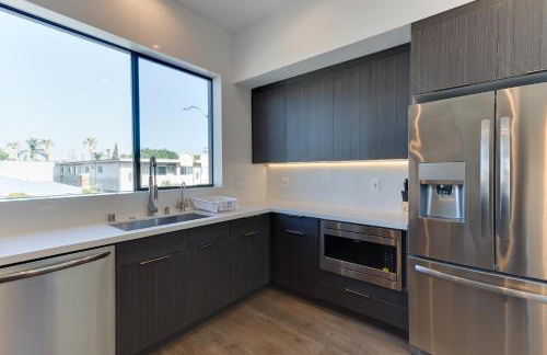 Modern 5 Bedroom Masterpiece With Rooftop Deck - Photo 9