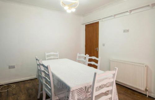 Family-Friendly Detached House Near Leeds and Bradford with Garden - Foto 6