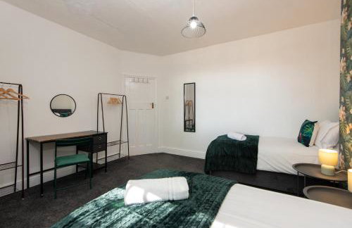 Large House for Groups with Huge Driveway - FREE PARKING - Photo 33