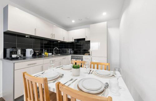 Panoramic City Views Elegant 2BR, 2 Min to Metro - Foto 11