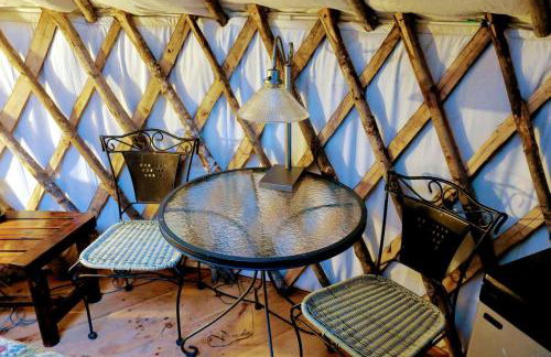 Modern Waterfront Yurt for a Romantic Getaway with a Hot Tub in the Monadnock Region, New Hampshire - Foto 9