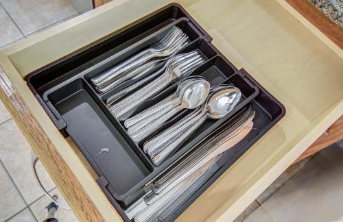 Luxury Pool Home Near Sugar Land Town Center - Photo 21