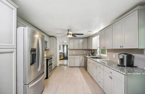 Rose Porch, Historic home on acre lot 25 min from Nashville - Photo 35