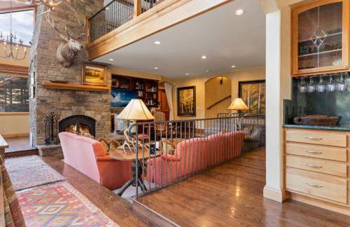 Outdoor Private Hot Tub, In Home Movie Theater, Luxurious Creekside Home - Photo 7