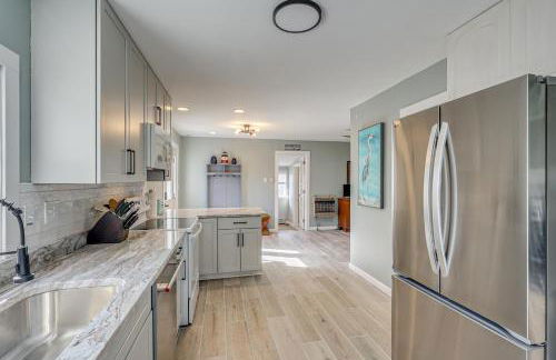 Walk to Broadkill Beach Sleek Family Home with Deck - Foto 14