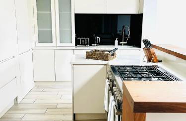 Modern 5 Bed 3 Bath House - Photo 27