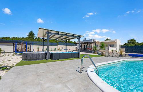 Villa VERONICA with CINEMA PROJECTOR by the HEATED POOL and JACUZZI - Foto 16