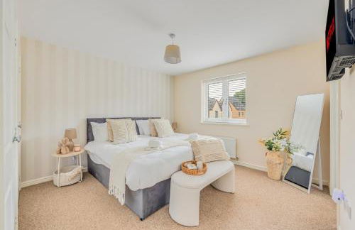 Beautiful Detached House with Driveway Parking, Study Room, Spacious Garden, Smart TVs and Fast Wifi by Yoko Property - Photo 5