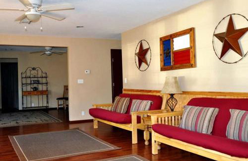 Spacious Lakefront Home with Beach Access and Sports Courts for Fun-Filled stays in Buchanan Dam, Texas - Foto 17
