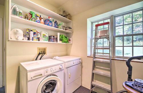 Lovely Brookfield Home with Private Deck and Views - Foto 17