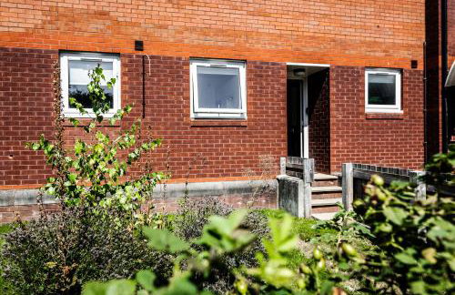 Waterfront 2 Bed Apartment - Free Parking & Wi-Fi - Foto 49