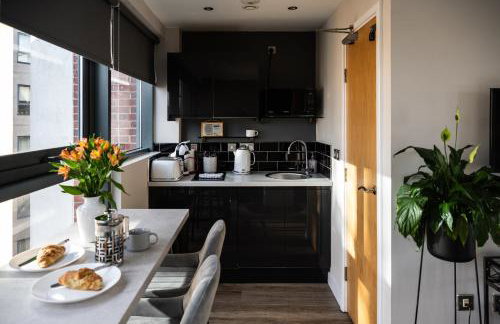 Deluxe City Centre Studio Apartment with Balcony & City Views - FREE WIFI NETFLIX, GYM ACCESS - WESTONE - Photo 6