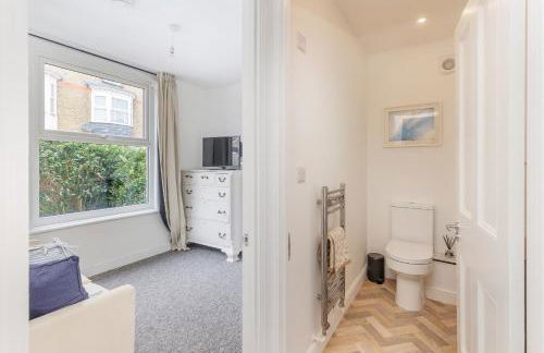 Heart of Cowes - 10 Guests, 200m to Town, Sea View - Photo 15