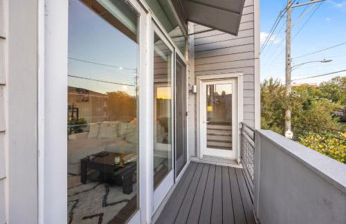 NEW Elegant Downtown Escape with Modern Comforts - Foto 41