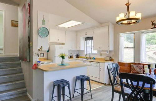 NEW! Cozy & Secluded House w/Deck - Near Yosemite! - Foto 9