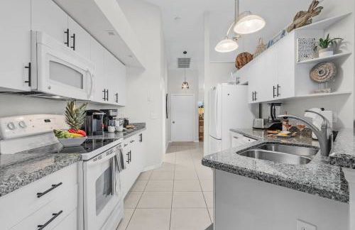 Spacious 3 Bed 3 Bath Pool Home in Naples - Photo 12