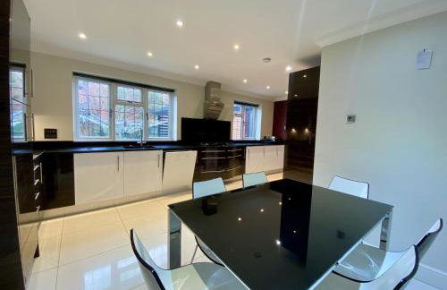 Beautiful 5 Bed 3 Bathroom Detached Family Home 8 - Photo 6