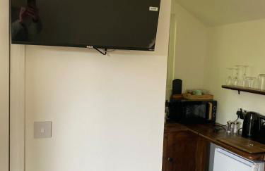 Tiny home in Grade 1 listed church garden - Photo 15