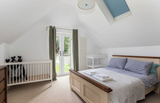 Stunning 5 Bed in the Centre of Bourton - Photo 2