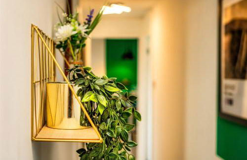 Sleek and Stylish 3 Bed in Greenock - Sleeps 8 - Photo 35