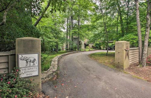 The White Elephant Inn Getaway with Pool and Hot Tub! - Foto 44