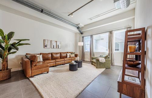 Downtown Escape - 2BR w Skyline Views & Hot Tub - Foto 7