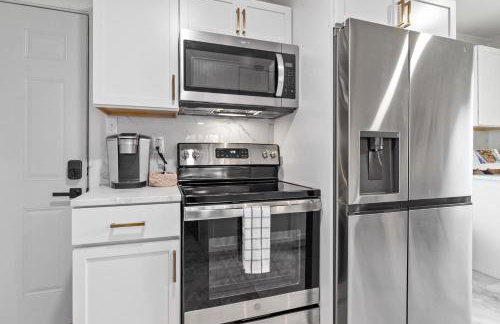 Game Room and Huge Yard with Fire Pit Yard Games and BBQ Near UE and Downtown - Foto 29