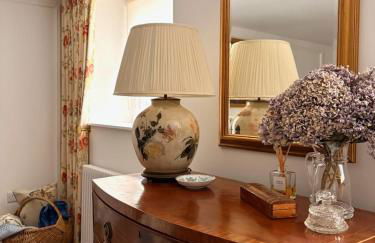 Boutique High Street Apartment In Crickhowell - Photo 23