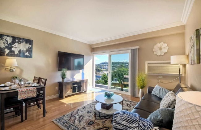 Southern Exposure w/ Private Balcony - Foto 1