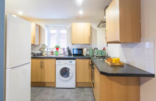 The Vogue Stay, 3 Bedrooms, 2 bathrooms, Ideal for JR & Oxford Hospitals, FREE CarPark, Conveniently located for Ring Road access, 2 miles from Oxford City Centre easy car & bus route - Foto 58