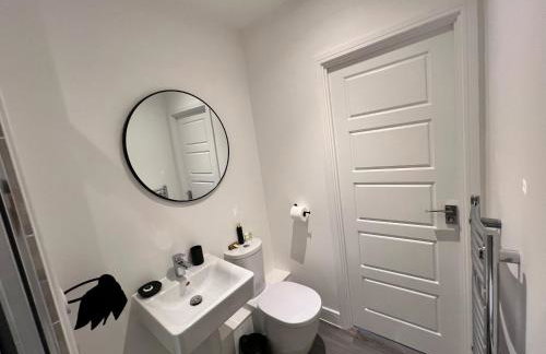 Modern 2 Bedroom Apartment - Photo 25