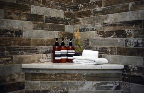 HostWise Stays - The Larryville - Amazing Bathroom, Perfect Location, Custom Build - Foto 32