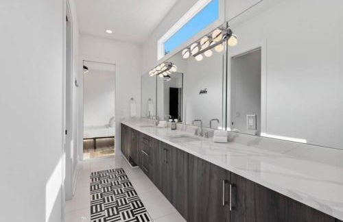 Luxurious 4bd home sleeps 12 minutes to downtown with parking - Foto 42