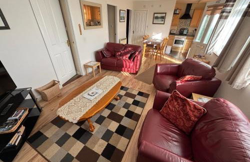 498, Three Bedroom Detached Chalet - Sleeps 6, pet friendly, FREE pool and entertainment passes included - plus WiFi, bed linen and towels included - Foto 11