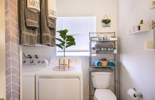 Cali 2BR Getaway Firepit, Yard & Spring Charm - Foto 12