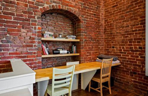 Modern 3BR Condo Walk to Downtown and UT with Parking - Foto 4