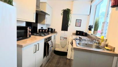 Elegant 3BR Family-Friendly - Sleeps 5 - Fast WiFi -Parking - Netflix - Photo 4, stove