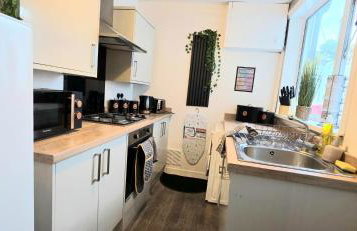Elegant 3BR Family-Friendly - Sleeps 5 - Fast WiFi -Parking - Netflix - Photo 4