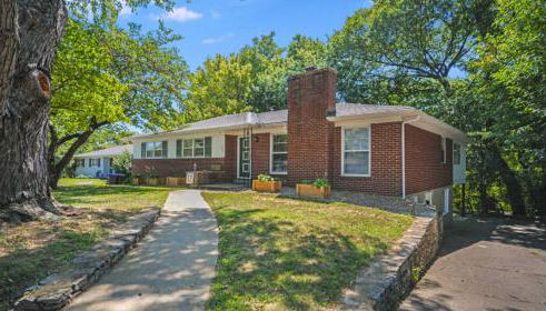 Spacious 5-Bedroom Retreat for 12 in Serene Neighborhood Near Louisville's Best Attractions - Foto 2