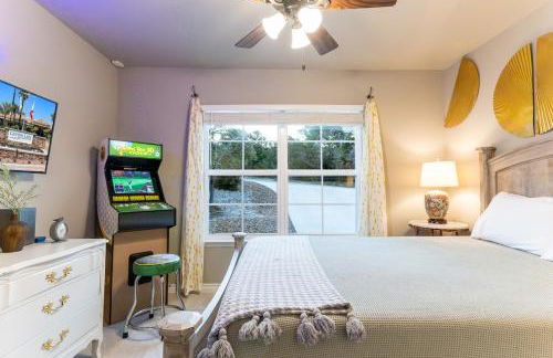 Neon Vibes Outdoor TV Hot Tub Arcade Room - Foto 17